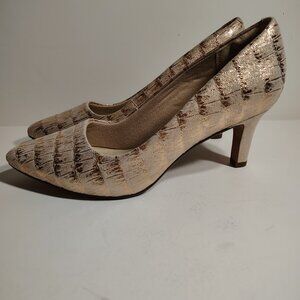 Clarks Women's Illeana Tulip Pumps Dusty Rose Metallic Shimmer Suede Leather 8